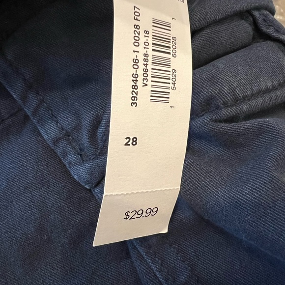 Old navy lived in straight cargo shorts in navy. - Picture 4 of 6